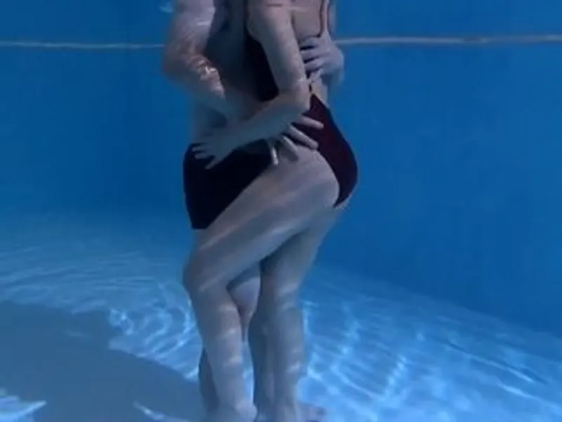 Gã chồng lạnh nhạt, vợ yêu vụng trộm với hlv dạy bơi